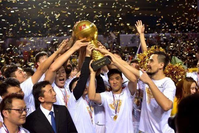 范迪克：希望萨拉赫为俱乐部踢出生涯最佳赛季